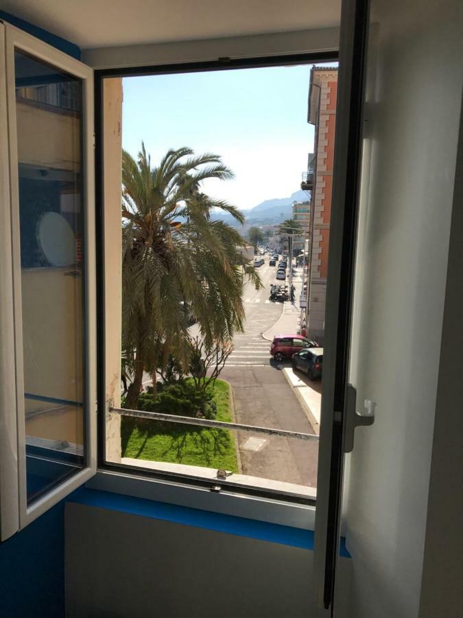 Le Petit Bateau Apartamento Menton Exterior foto
